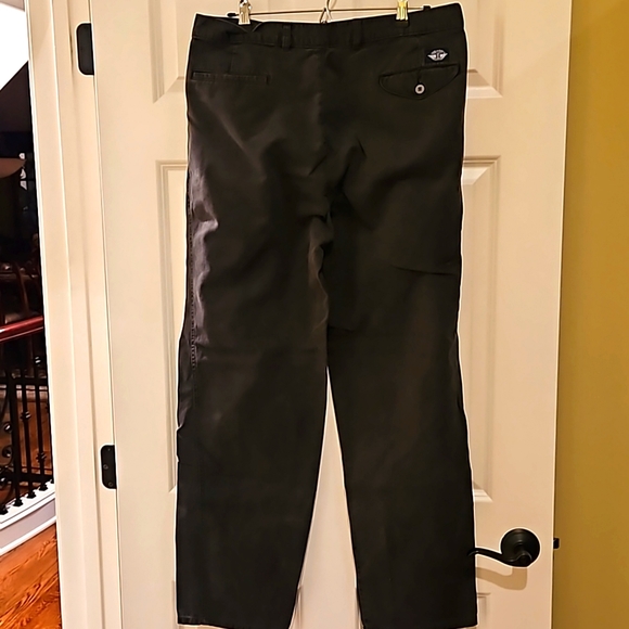 Lot of 2 𝅺DOCKERS Men’s Pants Size 38x34 (1 is gray & 1 is black) - Picture 7 of 8